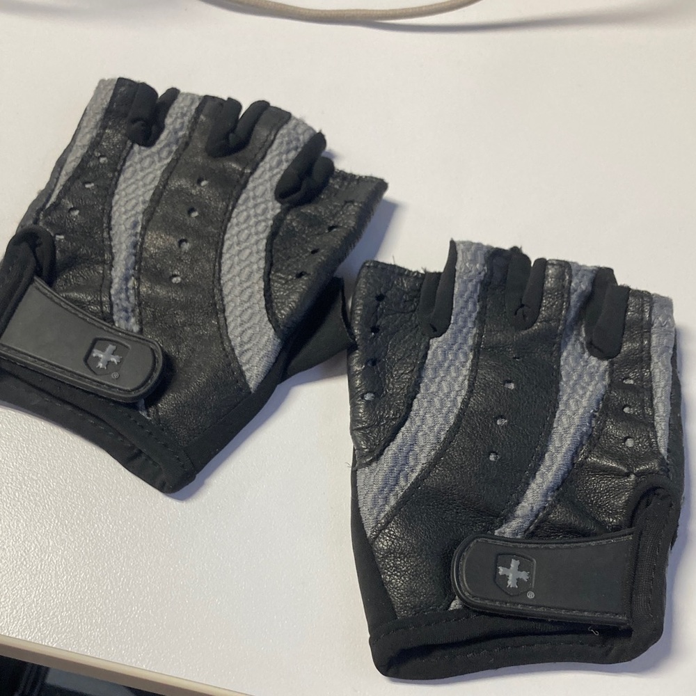 Like new womens small S Harbinger lifting gloves cute!